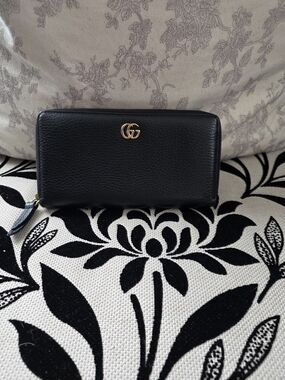 Gucci Black Leather Zip Wallet with Gold Logo w/COA